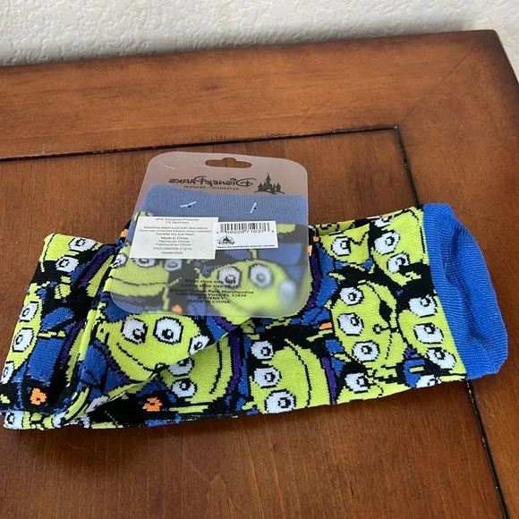 NWT Unisex alien socks - Picture 2 of 3
